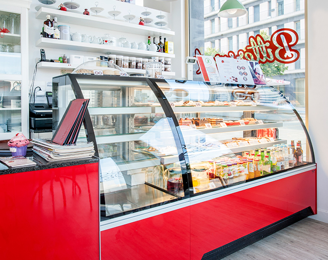 Vitrinas refrigeradas opção vidros curvos para bolos, bebidas... VISTA da JORDÃO. Vitrinas refrigeradas opção vidros curvos para bolos, bebidas... VISTA da JORDÃO.